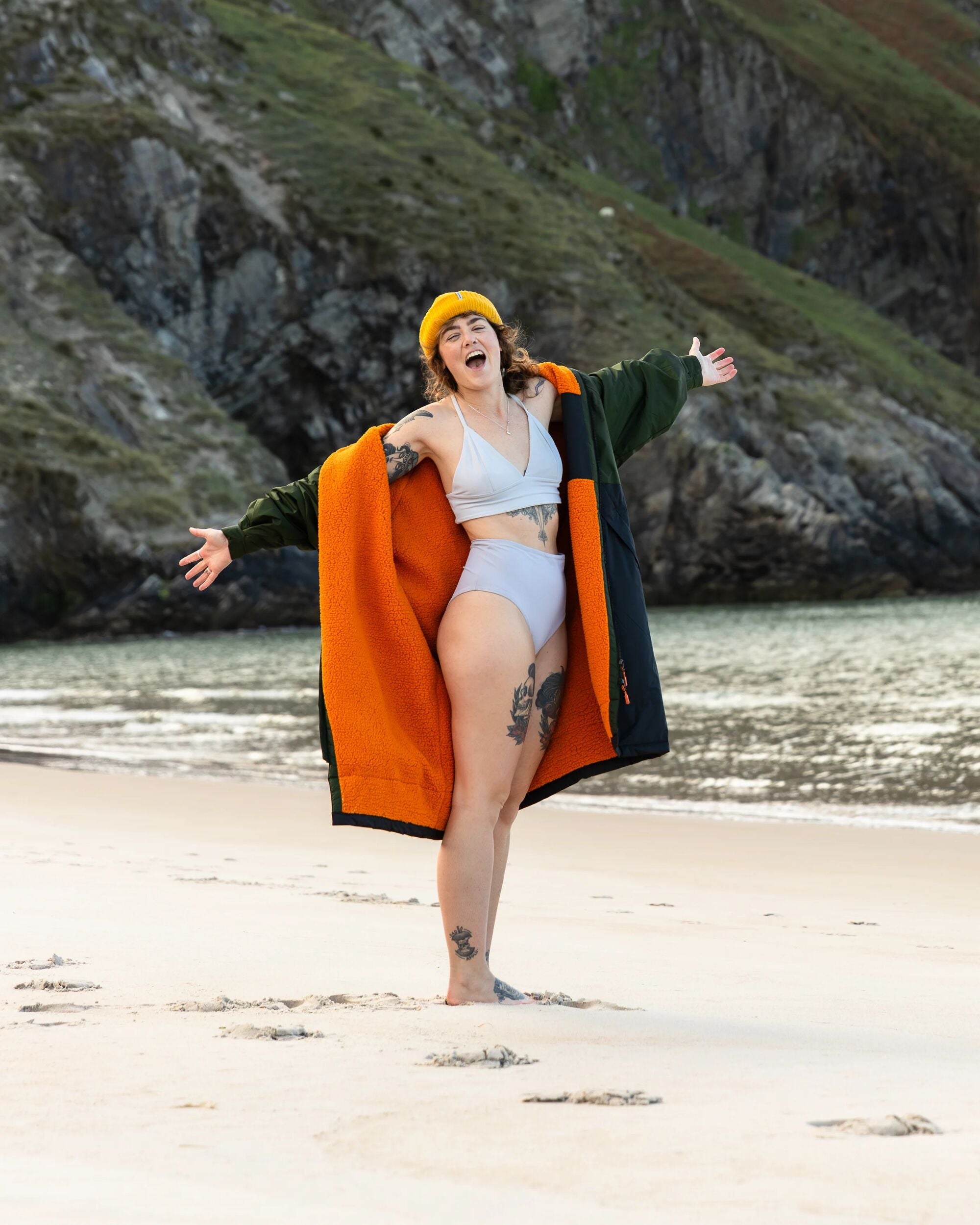 Tempest Recycled Waterproof Changing Robe - Fir Tree/ Black - Lifestyle - Female