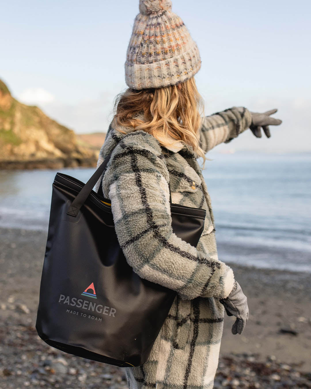 Tide Recycled 20L Bucket Bag - Black - Lifestyle - Female