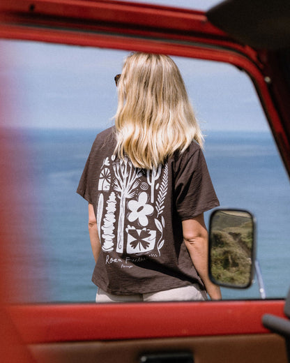 Women's Roam Further T-Shirt - Espresso - Lifestyle