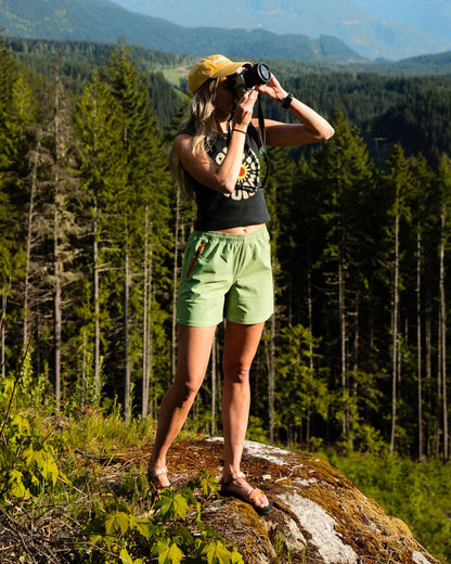 Flaris NetPlus® All Purpose Short - Stem Green - Lifestyle