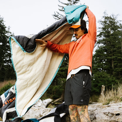 Male_Nomadic Recycled Sherpa Blanket - Black 'Nowhere Bound' Print
