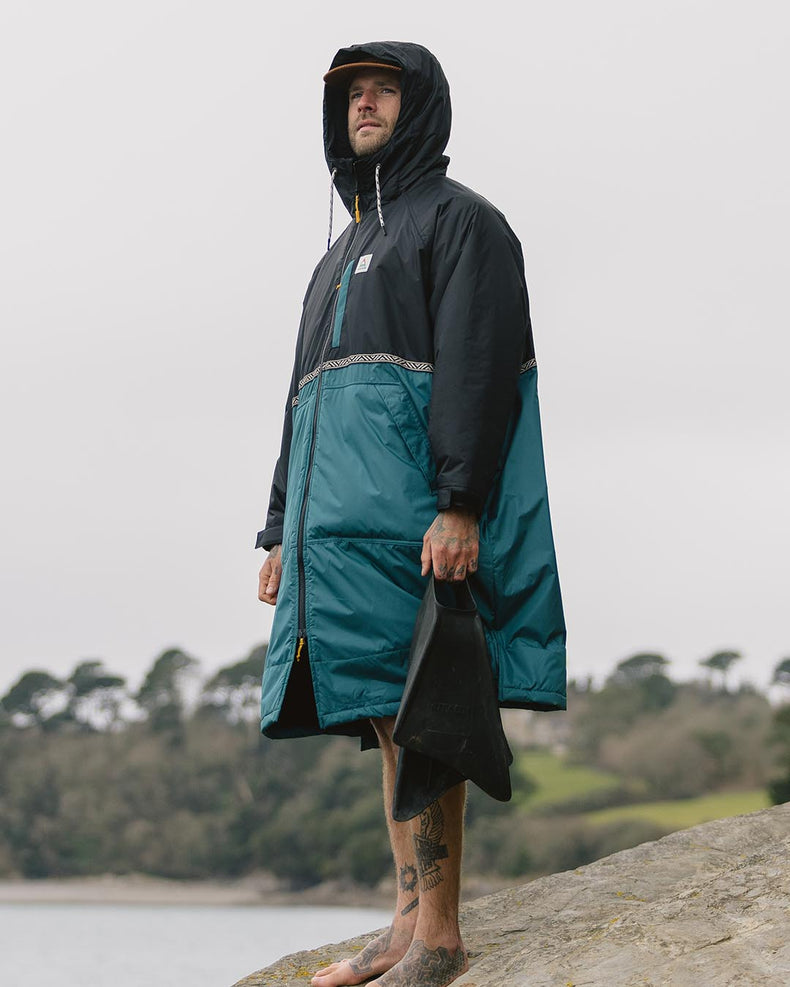 Male_Waves Sherpa Lined Recycled Changing Robe - Mediterranean/ Black
